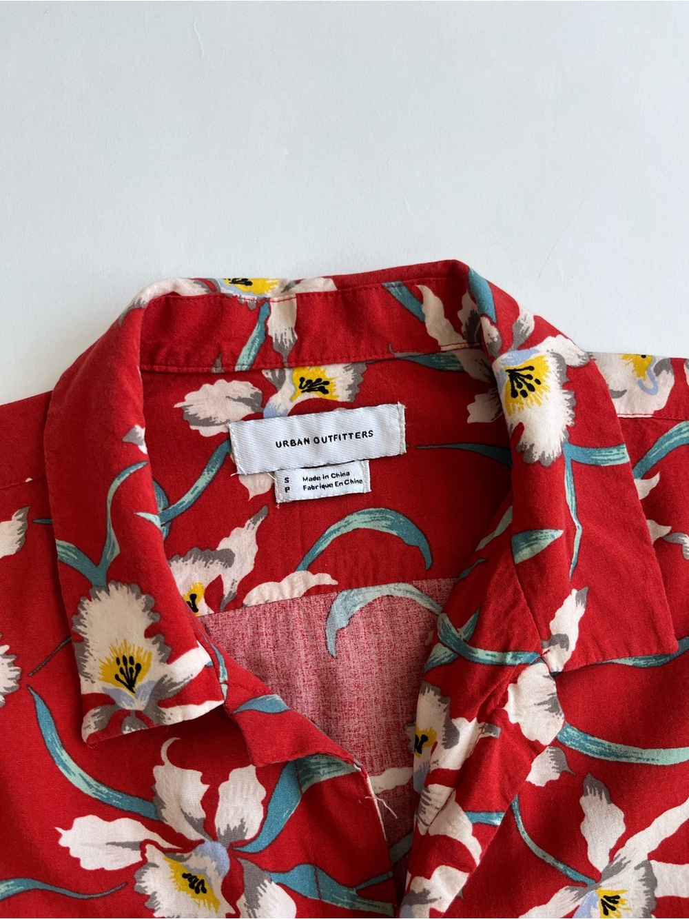 Urban Outfitters Men’s Red Floral Short-Sleeve Camp Collar Button-Up Shirt